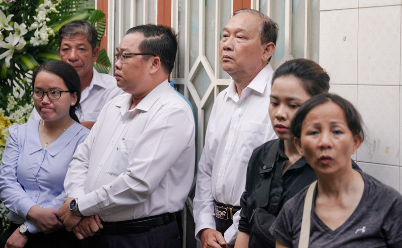 Thầy Nguyễn Vạn Phúc (Hiệu trưởng trường THCS Bạch Đằng) đến nhà cậu học trò từ rất sớm, đứng một góc, khuôn mặt buồn bã. Ảnh: Zing