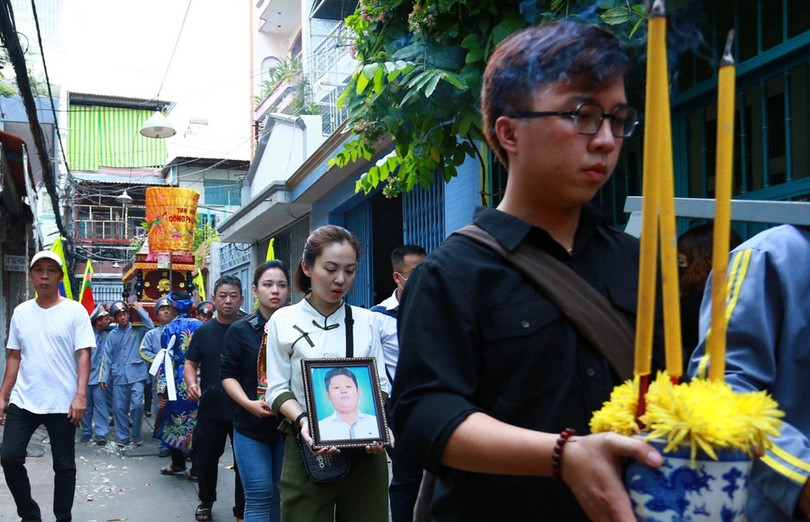 Xe đưa cửu cậu học trò đi qua con hẻm. Ảnh: Zing