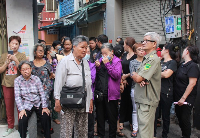 Bà con lối xóm đưa tiễn em Kiên. Ảnh: Tiền Phong