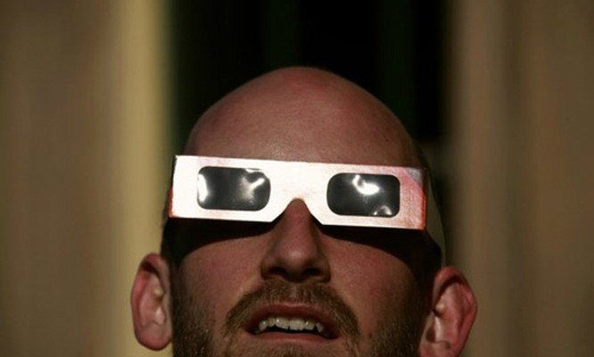 Kính quan sát nhật thực an toàn cho đôi mắt. Ảnh: Internet