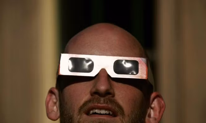 Kính quan sát nhật thực an toàn cho đôi mắt. Ảnh: Internet Kính quan sát nhật thực an toàn cho đôi mắt. Ảnh: Internet