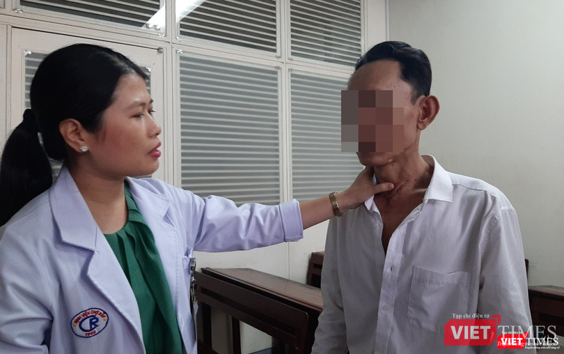 Bác sĩ kiểm tra vết mổ cho bệnh nhân. Ảnh: Nguyễn Trăm