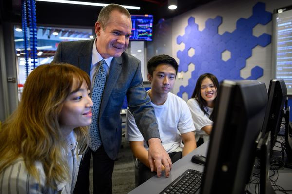 Sinh viên một trường ĐH đang học tại TP HCM đang trao đổi với giảng viên. Ảnh: Khám phá