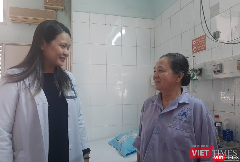 Bác sĩ Trang Mộng Hải Yên thăm hỏi tình hình sức khỏe bệnh nhân. Ảnh: Nguyễn Trăm Bác sĩ Trang Mộng Hải Yên thăm hỏi tình hình sức khỏe bệnh nhân. Ảnh: Nguyễn Trăm