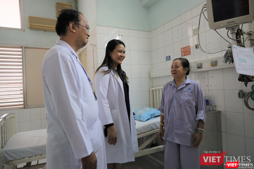 Bệnh nhân vui mừng cảm ơn bác sĩ đã cứu chữa cho bà. Ảnh: Nguyễn Trăm Bệnh nhân vui mừng cảm ơn bác sĩ đã cứu chữa cho bà. Ảnh: Nguyễn Trăm