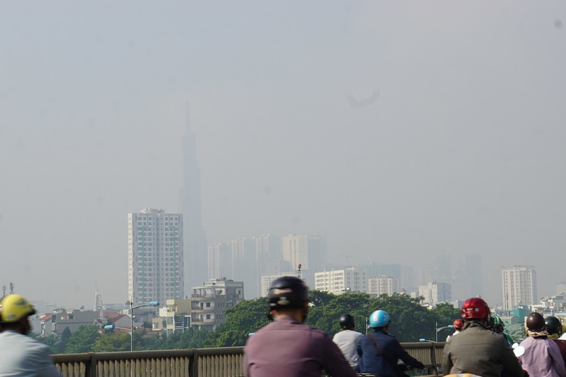 Các cao ốc ở TP.HCM chìm trong mây mù. Ảnh: Vietnamnet Các cao ốc ở TP.HCM chìm trong mây mù. Ảnh: Vietnamnet