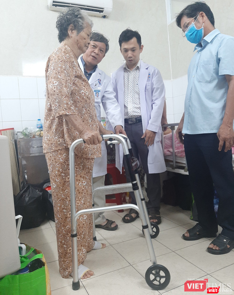 Cụ bà 75 tuổi đi đứng trở lại sau 6 ngày mổ thay khớp háng bằng kỹ thuật SuperPath. Ảnh: NT