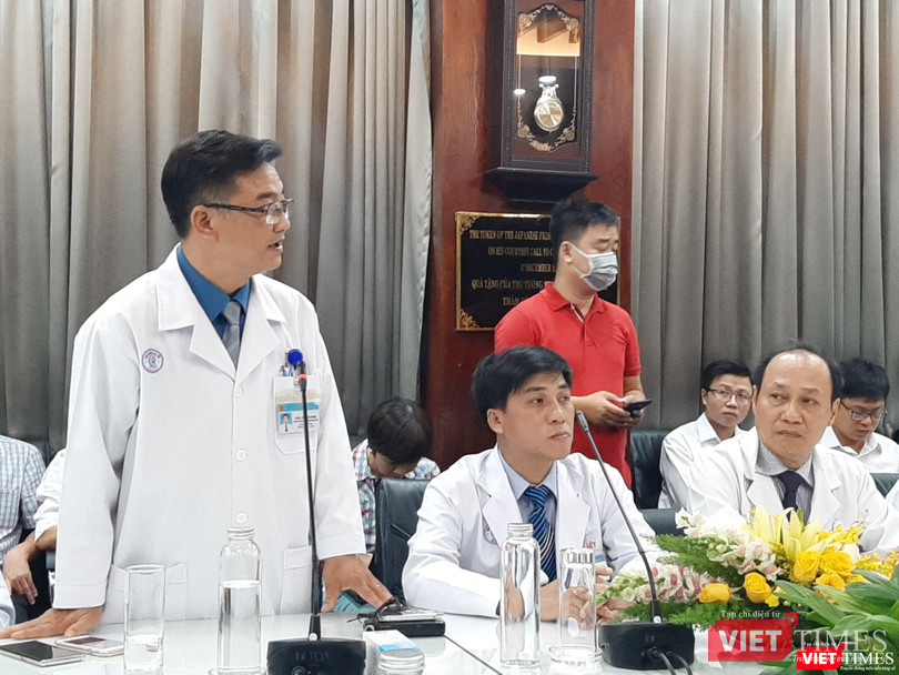 TS.BS Lê Quốc Hùng - Trưởng khoa Bệnh Nhiệt đới (BV Chợ Rẫy) chia sẻ tại buổi họp báo bệnh nhân Li ZiChao (người Trung Quốc). Ảnh: N.T TS.BS Lê Quốc Hùng - Trưởng khoa Bệnh Nhiệt đới (BV Chợ Rẫy) chia sẻ tại buổi họp báo bệnh nhân Li ZiChao (người Trung Quốc). Ảnh: N.T