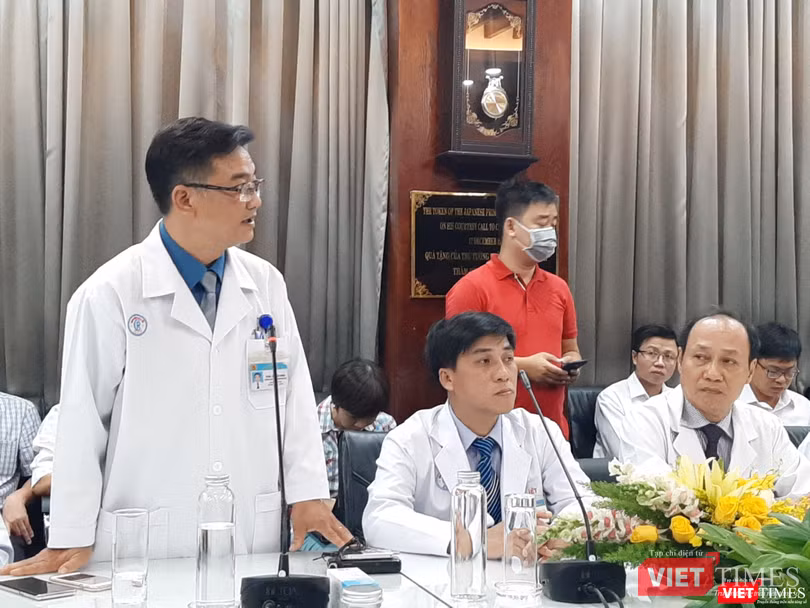 TS.BS Lê Quốc Hùng - Trưởng khoa Bệnh Nhiệt đới (BV Chợ Rẫy) chia sẻ tại buổi họp báo bệnh nhân Li ZiChao (người Trung Quốc). Ảnh: N.T