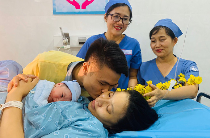 Gia đình nhỏ chào đón thành viên mới ngay trong khoảnh khắc giao thừa. Ảnh: BVCC