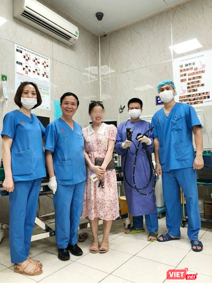 Các bác sĩ áp dụng kỹ thuật dùng thòng lọng và kìm lấy lấy dị vật cho bệnh nhân. Ảnh: BVCC