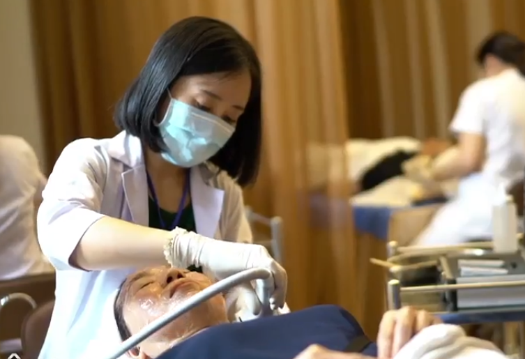 Bác sĩ BV Da liễu TP.HCM điều trị da cho một bệnh nhân. Ảnh: BVDL