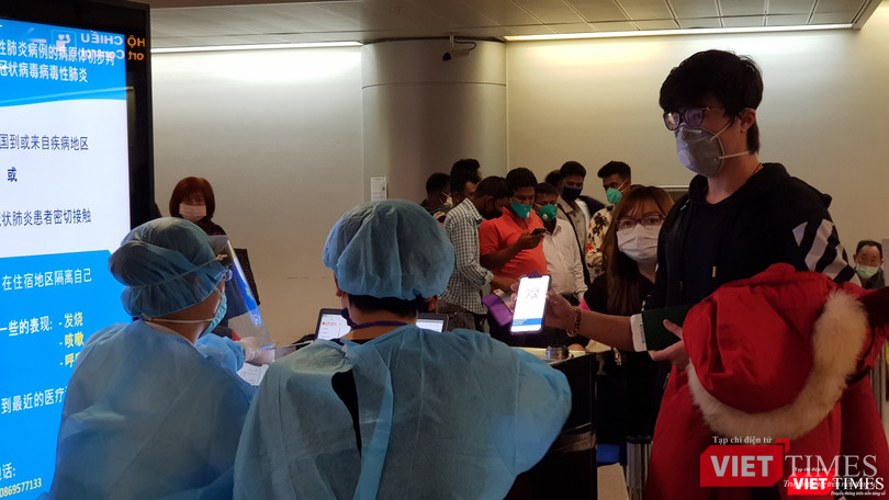 Khai báo y tế điện tử tại sân bay Tân Sơn Nhất. Ảnh: H.T