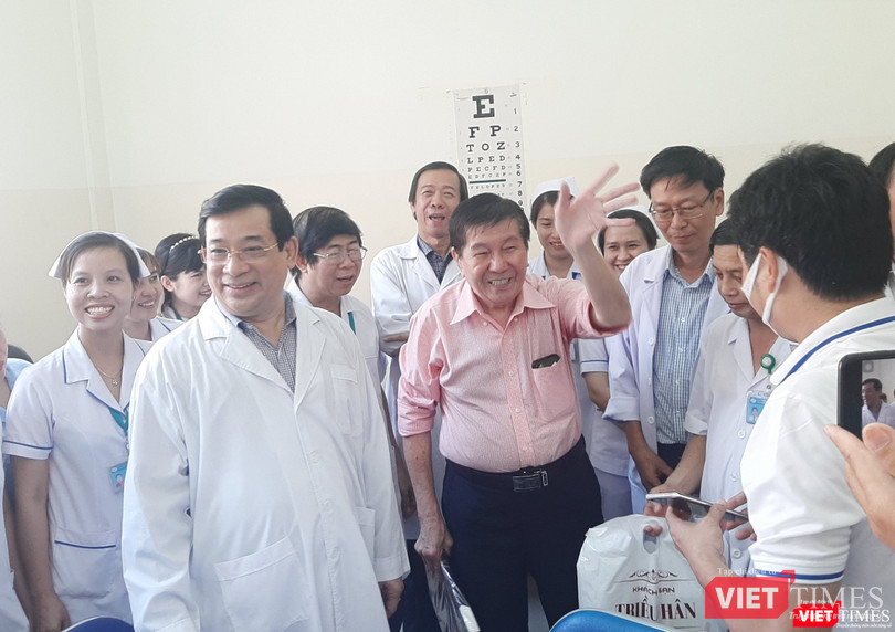 Ông H. vui mừng cảm ơn BV Bệnh nhiệt đới TP.HCM và toàn thể báo giới. Ảnh: Nguyễn Trăm