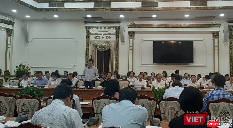 Ông Nguyễn Tấn Bỉnh - Giám đốc Sở Y tế TP.HCM báo cáo tình hình dịch bệnh. Ảnh: NT