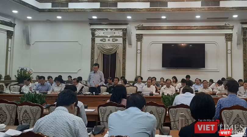 Ông Nguyễn Tấn Bỉnh - Giám đốc Sở Y tế TP.HCM báo cáo tình hình dịch bệnh. Ảnh: NT