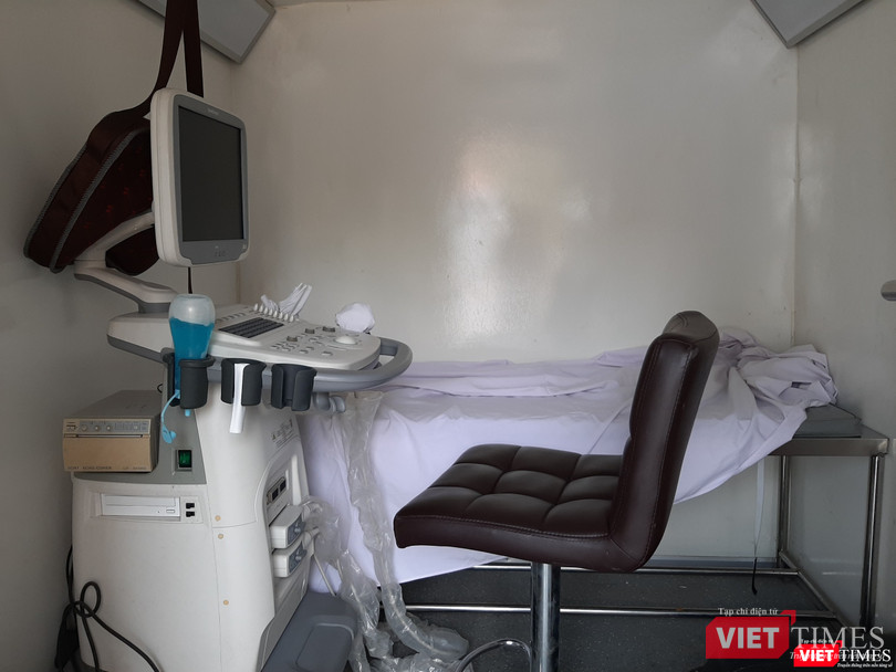 Máy chụp X-Quang bên trong xe cấp cứu lưu động. Ảnh: Nguyễn Trăm