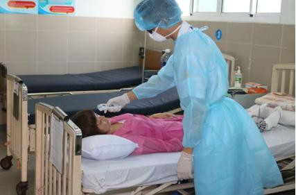 Bên trong khu vực cách ly, các bác sĩ trực tiếp điều trị, chăm sóc cho bệnh nhân với đồ bảo hộ. Ảnh: BV Bên trong khu vực cách ly, các bác sĩ trực tiếp điều trị, chăm sóc cho bệnh nhân với đồ bảo hộ. Ảnh: BV