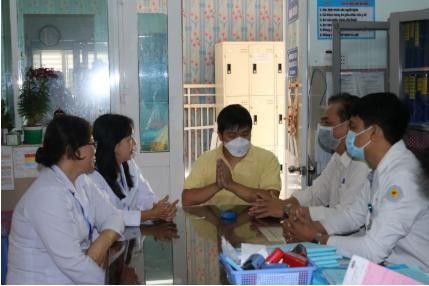 Anh Li ZiChao cảm ơn bác sĩ BV Quận 11 đã tận tình chăm sóc mẹ của anh trong thời gian cách ly theo dõi. Ảnh: BV Anh Li ZiChao cảm ơn bác sĩ BV Quận 11 đã tận tình chăm sóc mẹ của anh trong thời gian cách ly theo dõi. Ảnh: BV