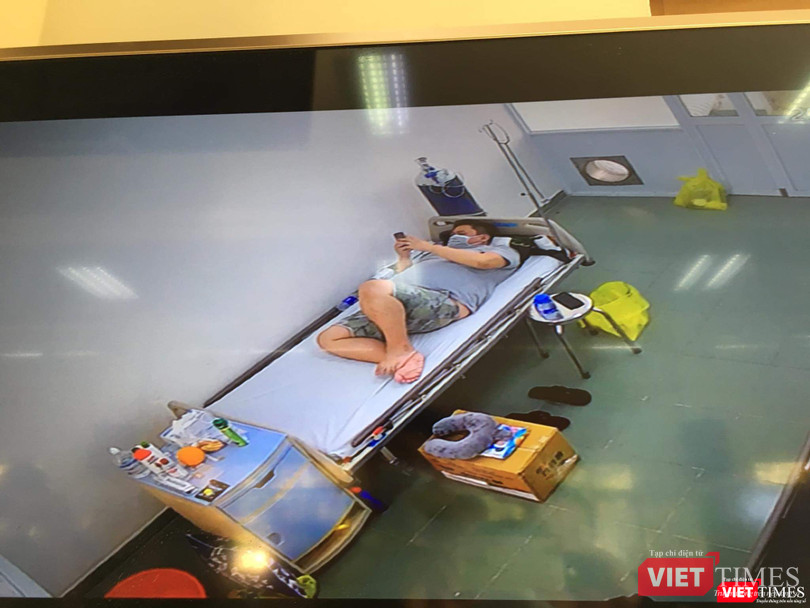 Theo dõi bệnh nhân qua camera. Ảnh: P.N