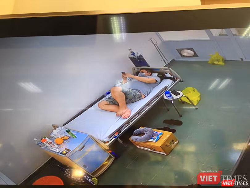 Theo dõi bệnh nhân qua camera. Ảnh: P.N