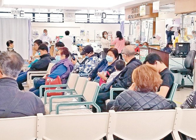 Sở Y tế TP.HCM chỉ đạo cán bộ y tế giám sát chặt chẽ bằng máy đo thân nhiệt từ xa và quan sát tình trạng sức khỏe tất cả các hành khách nhập cảnh từ thành phố Vũ Hàn, tỉnh Hồ Bắc, Trung Quốc. Ảnh: Đông Phương