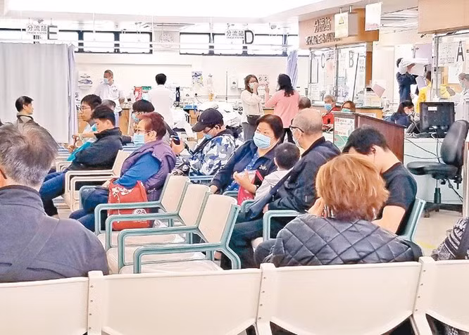 Sở Y tế TP.HCM chỉ đạo cán bộ y tế giám sát chặt chẽ bằng máy đo thân nhiệt từ xa và quan sát tình trạng sức khỏe tất cả các hành khách nhập cảnh từ thành phố Vũ Hàn, tỉnh Hồ Bắc, Trung Quốc. Ảnh: Đông Phương