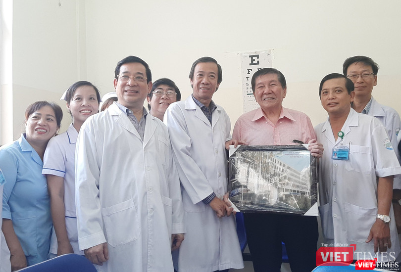 Trong ngày xuất viện, BV Bệnh Nhiệt đới TP.HCM tặng ông T.K.H bức ảnh làm kỷ nhiệm. Ảnh: Nguyễn Trăm Trong ngày xuất viện, BV Bệnh Nhiệt đới TP.HCM tặng ông T.K.H bức ảnh làm kỷ nhiệm. Ảnh: Nguyễn Trăm