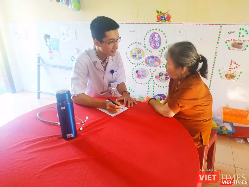 Bác sĩ ân cần hỏi han, tư vấn sức khỏe cho người dân