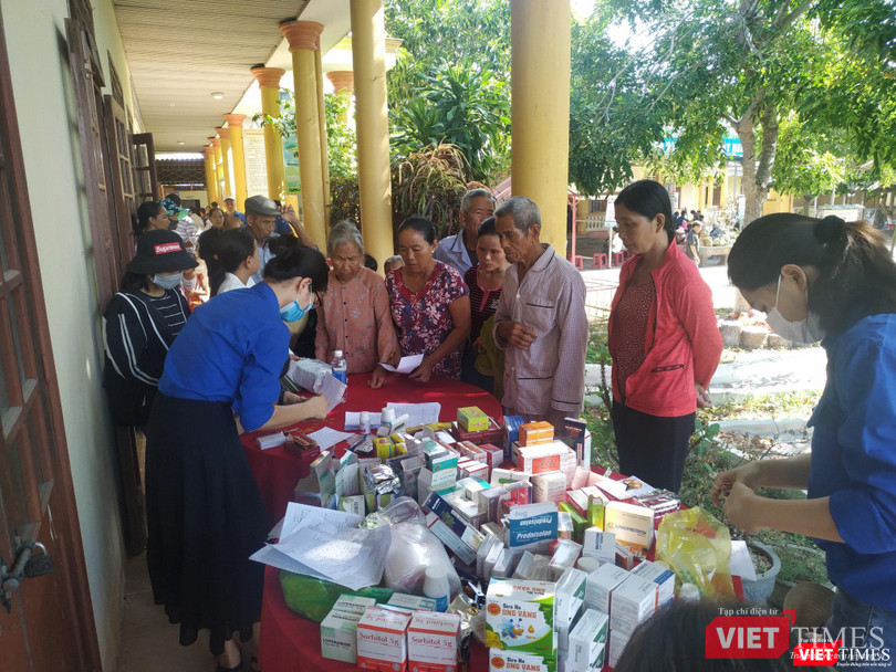Ngoài khám bệnh, chương trình còn phát thuốc và tặng quà cho các hộ gia đình có công với cách mạng, hộ nghèo, gia đình có hoàn cảnh khó khăn