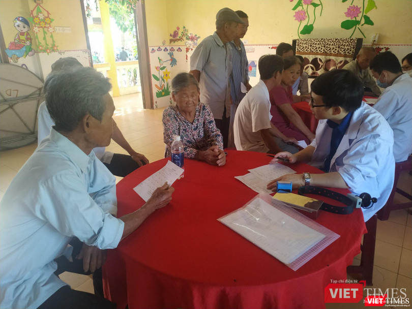 Người lớn tuổi được thăm khám sức khỏe chu đáo