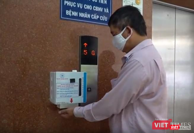 BV Thống Nhất TP.HCM trang bị máy rửa tay tự động tại khu vực thang máy, phục vụ bệnh nhân. Ảnh: BV Thống Nhất TP.HCM