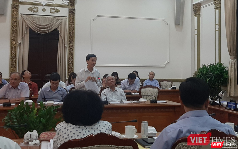 Ông Phan Trọng Lận - Viện trưởng Viện Pasteur TP.HCM nêu ý kiến tại cuộc họp chiều 25/2. Ảnh: N.T