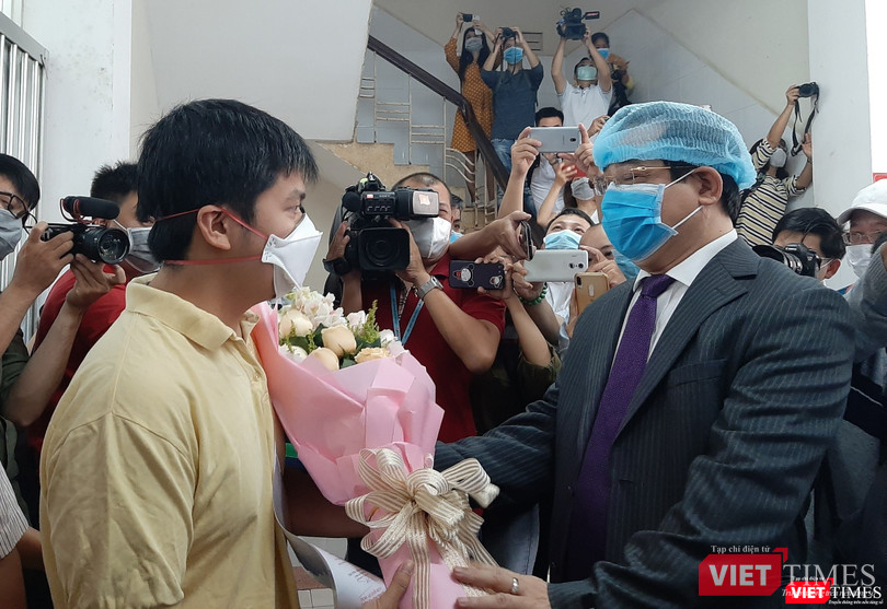 Ông Lương Ngọc Khuê – Cục trưởng cục quản lý khám chữa bệnh tặng hoa chúc mừng bệnh nhân Li Zichao. Ảnh: Nguyễn Trăm