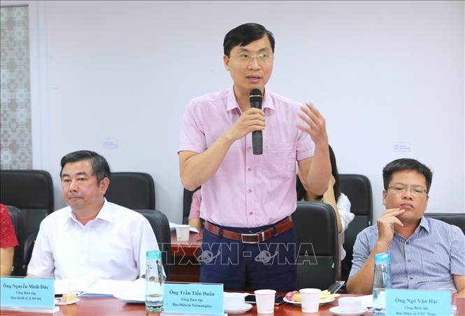 Nhà báo Trần Tiến Duẩn, Tổng Biên tập Báo điện tử VietnamPlus (TTXVN) trình bày tham luận tại Diễn đàn. Ảnh: Thành Đạt/TTXVN