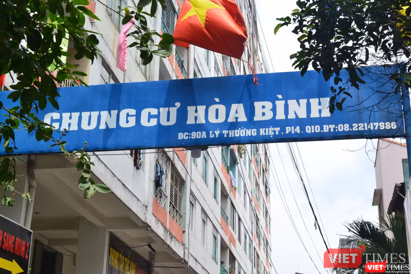 Chung cư Hòa Bình, nơi bệnh nhân số 48 sinh sống hiện đang được phong tỏa. Ảnh: Nguyễn Trăm Chung cư Hòa Bình, nơi bệnh nhân số 48 sinh sống hiện đang được phong tỏa. Ảnh: Nguyễn Trăm