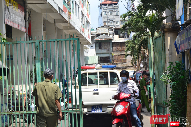 Hoạt động ra vào đều được kiểm soát chặt chẽ. Ảnh: Nguyễn Trăm