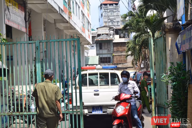 Hoạt động ra vào đều được kiểm soát chặt chẽ. Ảnh: Nguyễn Trăm