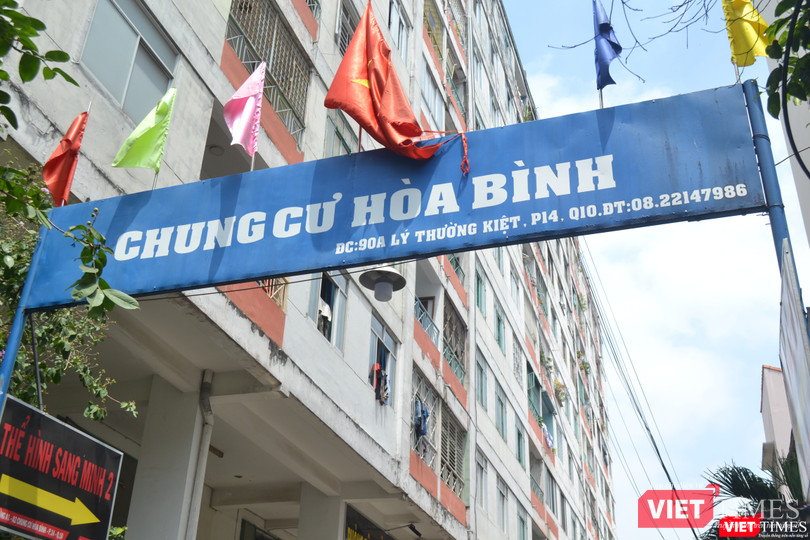 Chung cư Hòa Bình trên địa bàn phường 14, quận 10, TP.HCM. Ảnh: Nguyễn Trăm