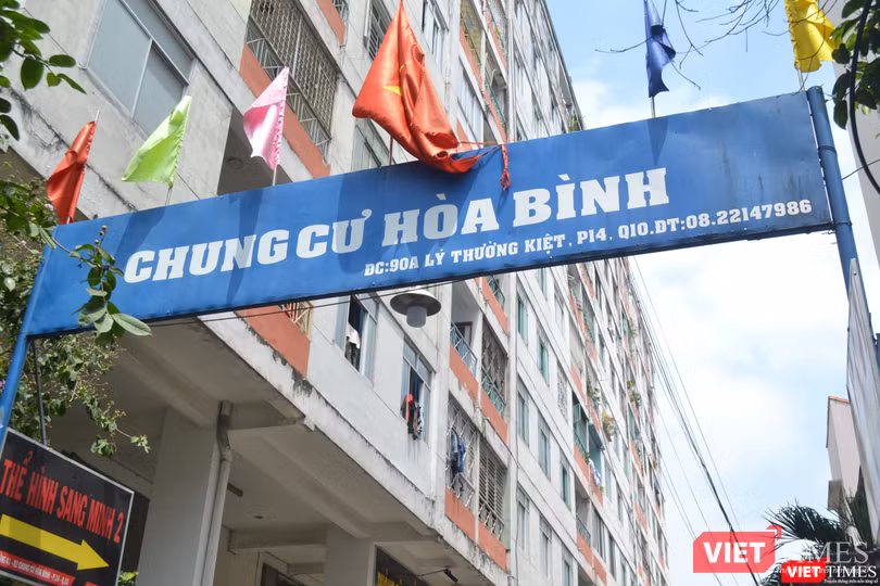 Chung cư Hòa Bình trên địa bàn phường 14, quận 10, TP.HCM. Ảnh: Nguyễn Trăm