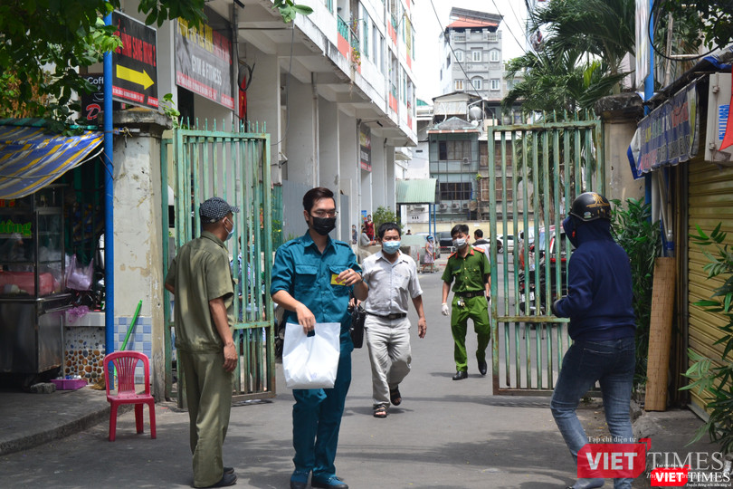 Các hoạt động giao nhận hàng hóa đều thông qua lực lượng an ninh địa phương. Ảnh: Nguyễn Trăm