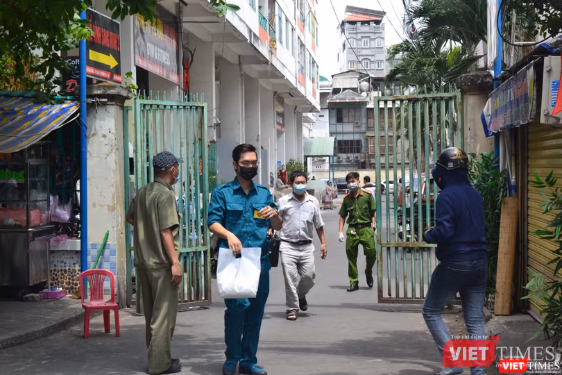 Các hoạt động giao nhận hàng hóa đều thông qua lực lượng an ninh địa phương. Ảnh: Nguyễn Trăm