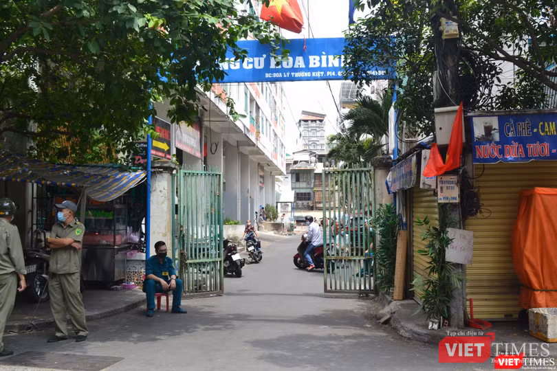 Lực lượng an ninh đảm bảo "nội bất xuất, ngoại bất nhập". Ảnh: Nguyễn Trăm