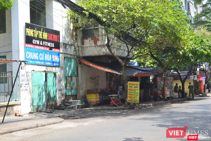 Các hàng quán khu vực chung cư Hòa Bình đều vắng vẻ. Ảnh: Nguyễn Trăm