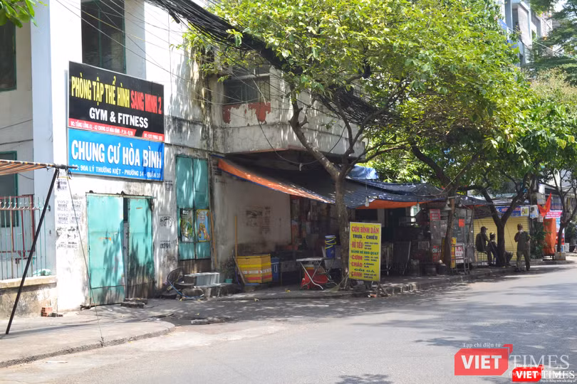 Các hàng quán khu vực chung cư Hòa Bình đều vắng vẻ. Ảnh: Nguyễn Trăm