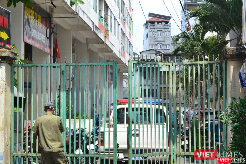 Đến trưa cùng ngày, lực lượng an ninh đóng cổng chung cư Hòa Bình, đảm bảo nghiêm ngặt an ninh khu vực này. Ảnh: Nguyễn Trăm