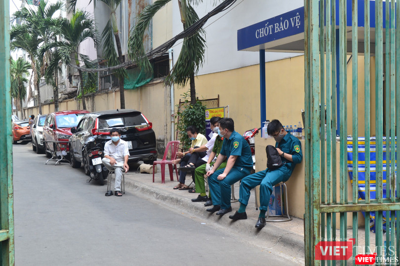 Lực lượng an ninh địa phương bảo vệ nghiêm ngặt chung cư Hòa Bình. Ảnh: Nguyễn Trăm