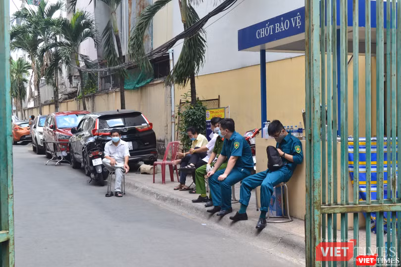 Lực lượng an ninh địa phương bảo vệ nghiêm ngặt chung cư Hòa Bình. Ảnh: Nguyễn Trăm