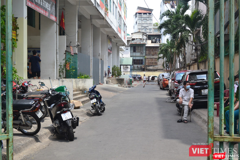 Bên trong khuôn viên chung cư Hòa Bình vắng vẻ. Ảnh: Nguyễn Trăm