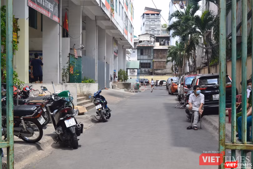 Bên trong khuôn viên chung cư Hòa Bình vắng vẻ. Ảnh: Nguyễn Trăm